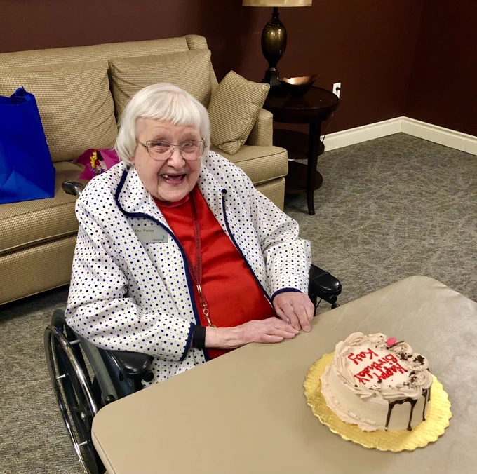Photo de Kay Parley avec son gâteau !