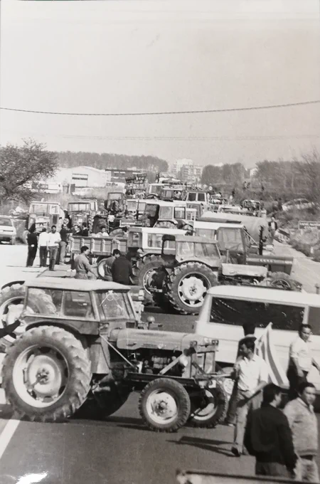 Fotografies de diferents punts dels talls i afectacions produïts en la tractorada de 1986 convocada per la Unió de Pagesos