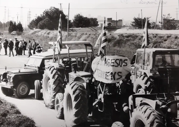 Fotografies de diferents punts dels talls i afectacions produïts en la tractorada de 1986 convocada per la Unió de Pagesos