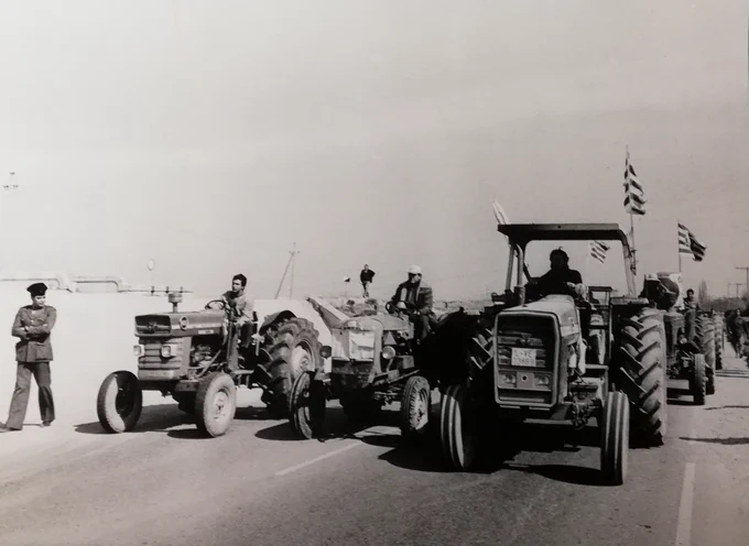 Fotografies de diferents punts dels talls i afectacions produïts en la tractorada de 1986 convocada per la Unió de Pagesos