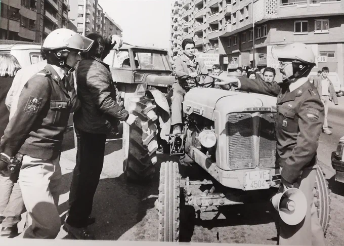 Fotografies de diferents punts dels talls i afectacions produïts en la tractorada de 1986 convocada per la Unió de Pagesos