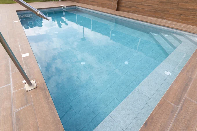 RENOLIT ALKORPLAN Quartz Tile fitted