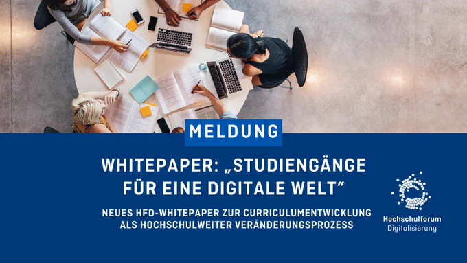 Meldung Whitepaper "Studiengänge für eine digitale Welt" Tisch mit Studierenden bei der Arbeit. Rechts unten das Logo Hochschulforum Digitalisierung.