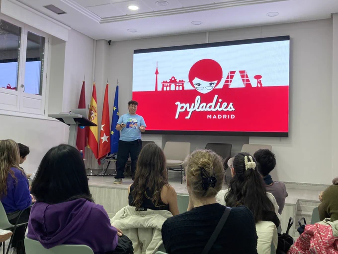 Valeria, una de las organizadoras de PyLadies Madrid presentando la comunidad en el meetup de hoy