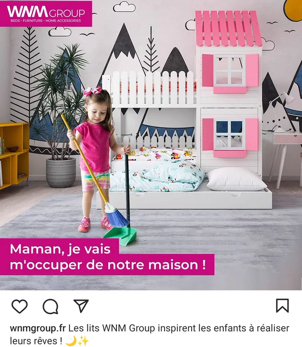 Une chambre d'enfant rose avec une petite fille qui passe le balais. "Maman, Je vais m'occuper de notre maison"en sous texte " les lits wnm inspirent les enfants à réaliser leurs rêves " 