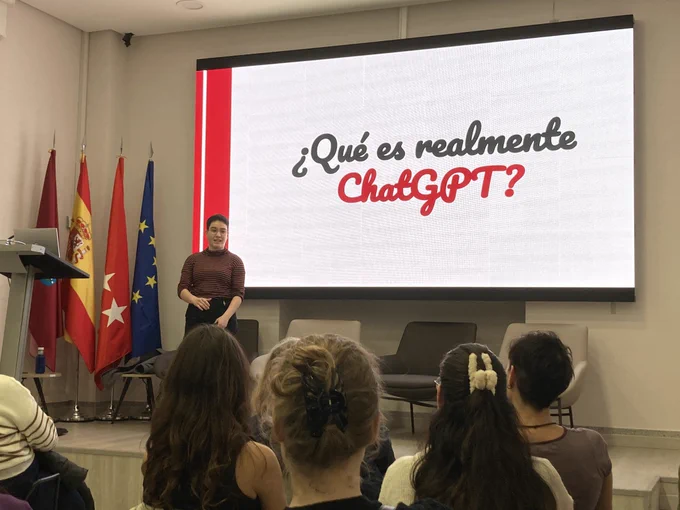 Mónica en su charla “Qué es realmente ChatGPT?