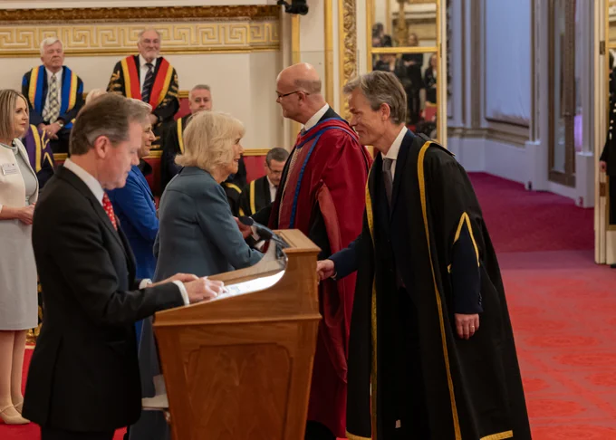The ICR's Chief Executive and Head of the Division of Breast Cancer Research receiving a Queen's Anniversary Prize at Buckingham Palace from Her Majesty The Queen.