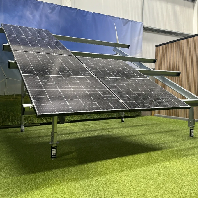 Ground-mount solar panels | RADIX screw foundations | Solar mounting system