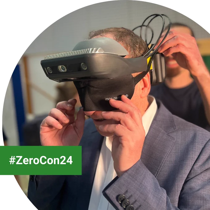 #ZeroCon24 Photo: Ministry Johannes Rauch wearing .lumen glasses.