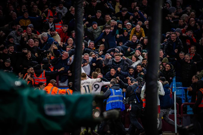 McTominay and Hojlund celebrate with the United fans. 