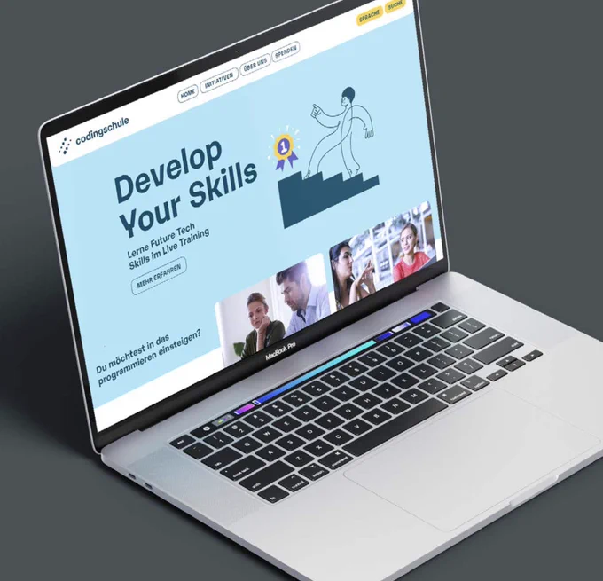 Screenshot der Codingschule-Website auf einem Laptop