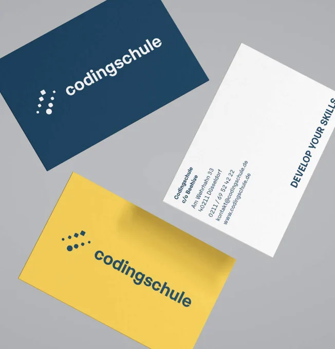 Codingschule Postkarten in den neuen Farben blau und gelb, das Logo besteht aus Quadraten und Kreisen