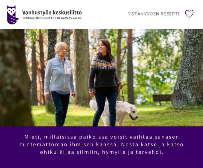 Kaksi naista ja kultainen noutaja puistossa kävelyllä.