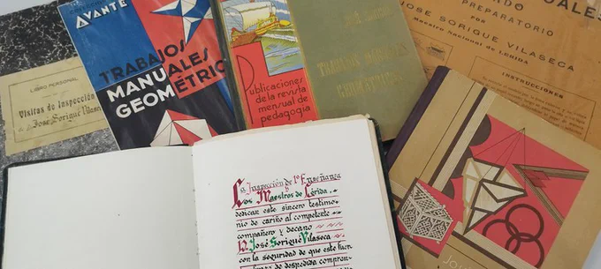 Imatge del material donat per la família del mestre Josep Sorigué Vilaseca. En la imatge es poden veure publicacions i documents de la seva professió de mestre relacionades amb Josep Sorigués.
