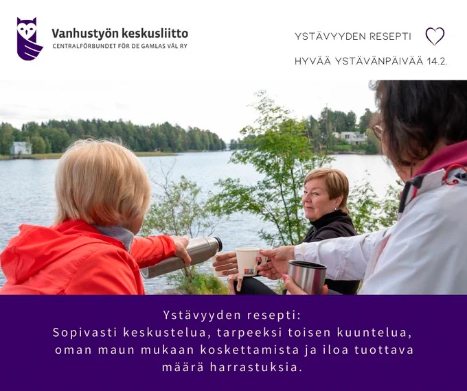 Naiset retkellä, termospullosta kaatavat kahvia toisilleen.