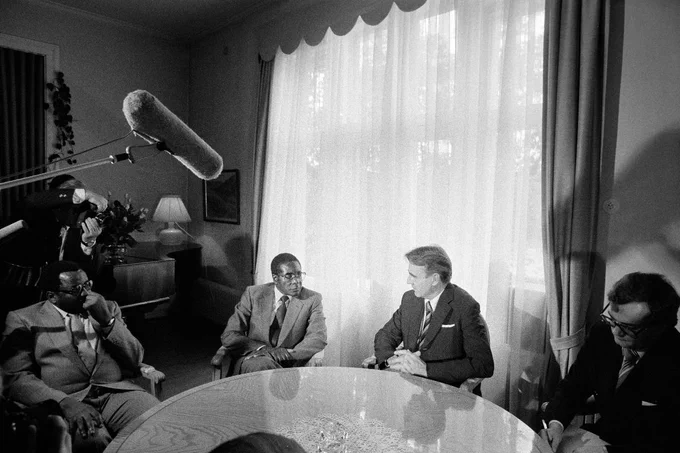 Itsenäisen Zimbabwen ensimmäinen pääministeri Robert Mugabe tapaa presidentin tehtäviä hoitavan pääministeri Mauno Koiviston pääministerin virka-asunnossa Kesärannassa Helsingissä keskiviikkona 23.9.1981. Kuvaaja Hannu Lindroos. JOKA Journalistinen kuva-arkisto, Museovirasto. CC BY-NC-ND 4.0