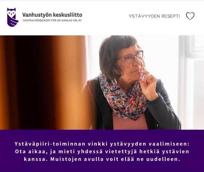 Nainen pohdiskelee sisätiloissa pöydän ääressä.