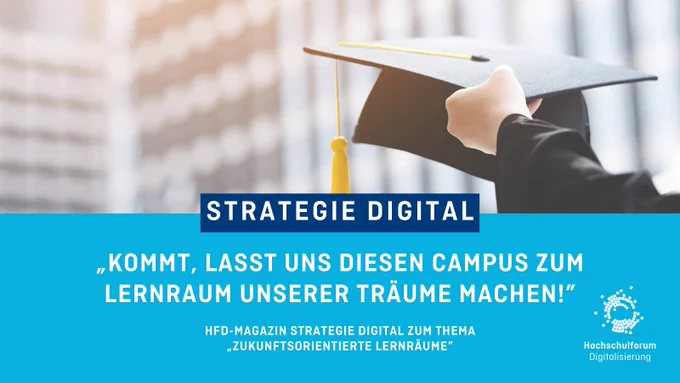 Sharepic: Text untere Hälfte: Strategie Digital: „Kommt, lasst uns diesen Campus zum Lernraum unserer Träume machen!” HFD-Magazin Strategie Digital zum Thema „Zukunftsorientierte Lernräume“. Unten rechts: Logo Hochschulforum Digitalisierung. Obere Hälfte: Foto von einer Hand, die einen Doktorhut mit gelber Quaste hält. Unscharfe Häuser im Hintergrund.