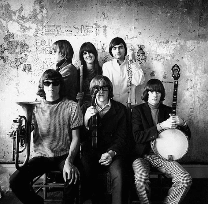 Fotografía promocional de Jefferson Airplanes de 1966, por Herb Greene. De izquierda a derecha y de arriba abajo,vemos a Jack Casady, Grace Slick, Marty Balin, Jorma Kaukonen, Paul Kantner y Spencer Dryden. RCA Victor.