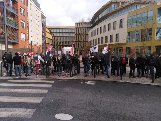 Piquet de grève du STJV le 14 février à Paris, drapeaux du STJV, de Solidaires Informatiques, de la CFE-CGC et de la CGT, les grévistes piquettent devant le siège social d'Ubisoft