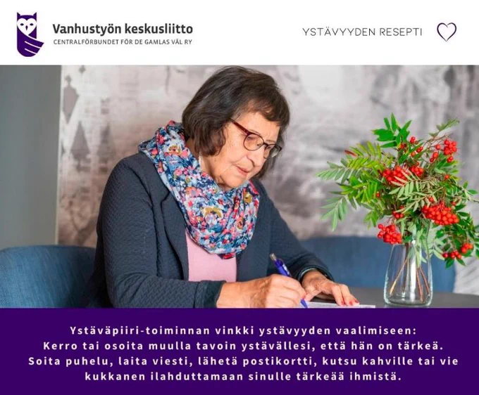 Nainen kirjoittaa postikorttia.