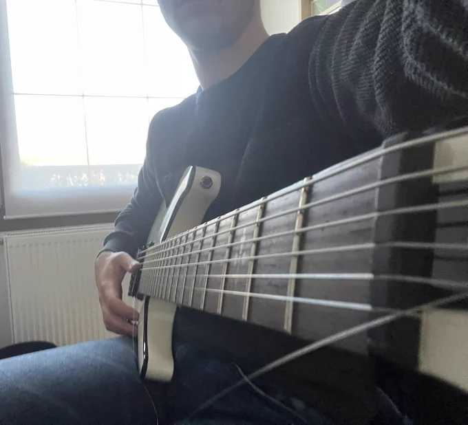 Guitare électrique avec une corde cassée