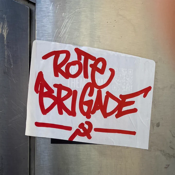 weißer sticker auf dem in rot geschrieben steht: ROTE BRIGADE ☭
