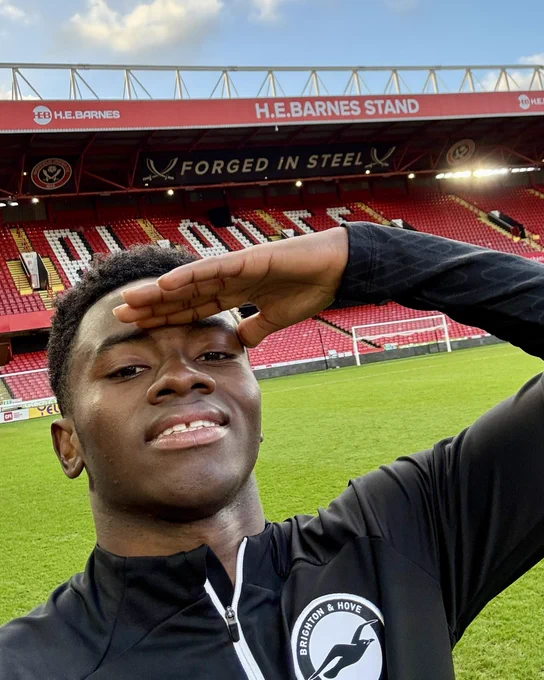 Simon takes a selfie while saluting in trademark fashion with Bramall Lane in the background. Love him!