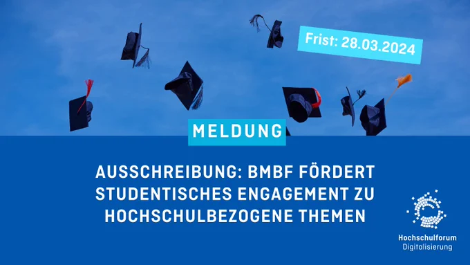 Sharepic:  Text: "MELDUNG Ausschreibung: BMBF fördert studentisches Engagement zu hochschulbezogenen Themen. Frist: 28.03.2024" oben: Bild von fliegenden Doktor-Hüten vor blauem Himmel. unten rechts: Logo Hochschulforum Digitalisierung.