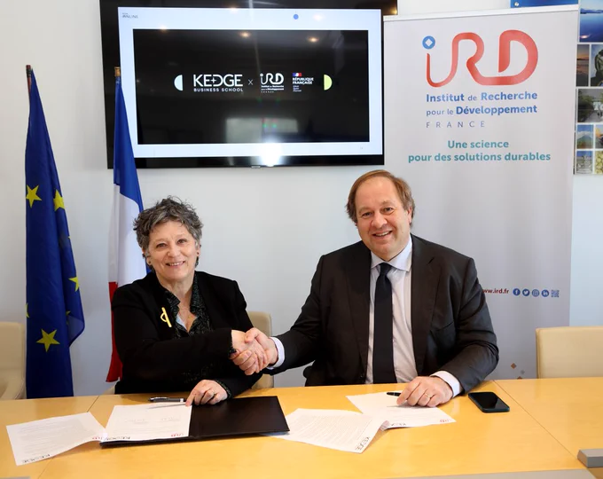 Valérie Verdier, PDG de l'IRD, et Alexandre de Navailles, DG de KEDGE, ont signé un accord-cadre le 20 février 2024 © KEDGEBS