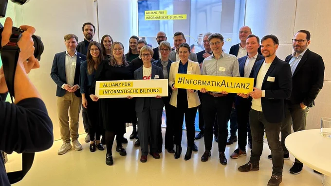 Gruppenfoto der Partner*innen der Allianz, sie halten Schilder, auf denen #InformatikAllianz steht
