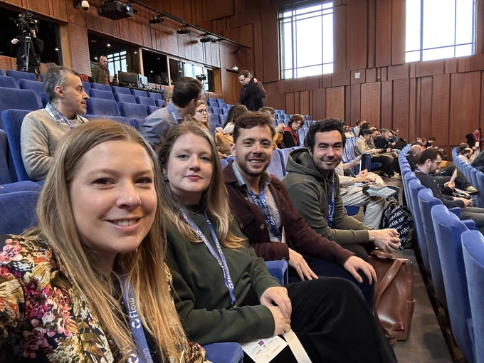 Une partie de l’équipe produit de Pix (4 personnes) présents à la conférence assis sur les sièges de la salle de conférence.