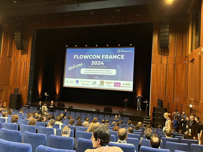 La scène de flowcon et la salle remplie de moitié (environ 150 sièges ).