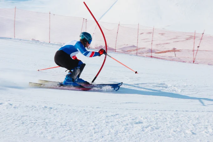 Nicolas Sarremejane franchit une porte de slalom