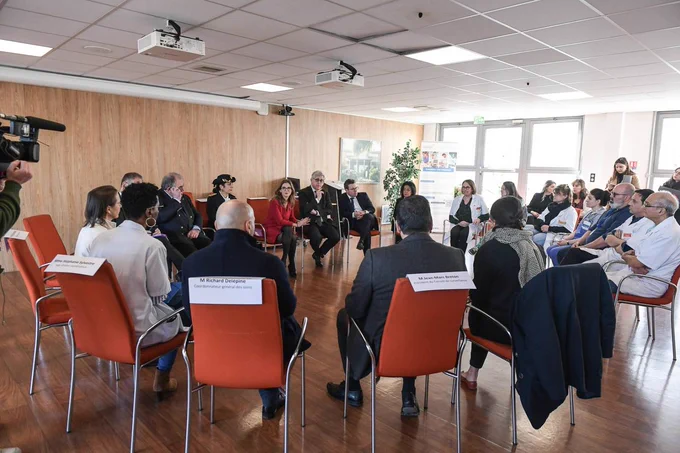 Table ronde avec Aurore Bergé, Frédéric Valletoux, Guillaume Gouffier Valente, le préfet et des professionnels de santé de l'hôpital de Créteil