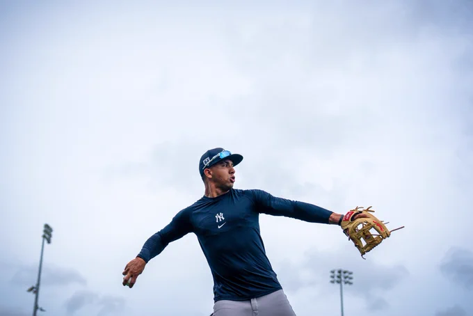 Oswald Peraza warms up by throwing prior to the Yankees spring training game against the Mets.