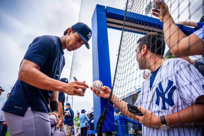 Oswaldo Cabrera autographs a fan’s baseball prior to the Yankees spring training game against the Mets.