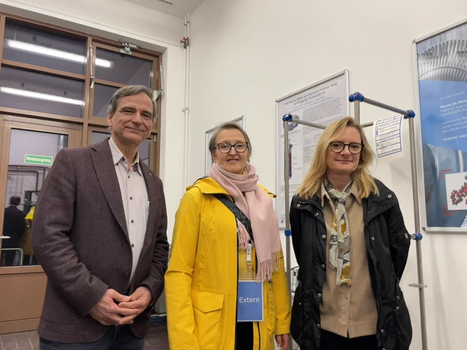 Dr. Géraldine Theiler, Dr. Helena Ronkainen and Dr. Dirk Spaltmann (from right to left) in the hydrogen lab of the department "9.5 - Tribology and wear protection" of BAM in Berlin. 