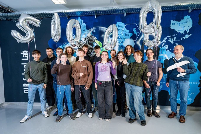 Schüler*innen des Cottbuser Max-Steenbeck-Gymnasiums und ihr Physiklehrer Martin Wähner (re. ) im DLR_School_Lab BTU Cottbus-Senftenberg.
Eine halbe Million Teilnehmende an den Experimenten der Schülerlabore des Deutschen Zentrums für Luft- und Raumfahrt feierten Schüler*innen des Cottbuser Max-Steenbeck-Gymnasiums und ihr Physiklehrer Martin Wähner (re.) im DLR_School_Lab BTU Cottbus-Senftenberg. Foto: BTU, Sascha Thor