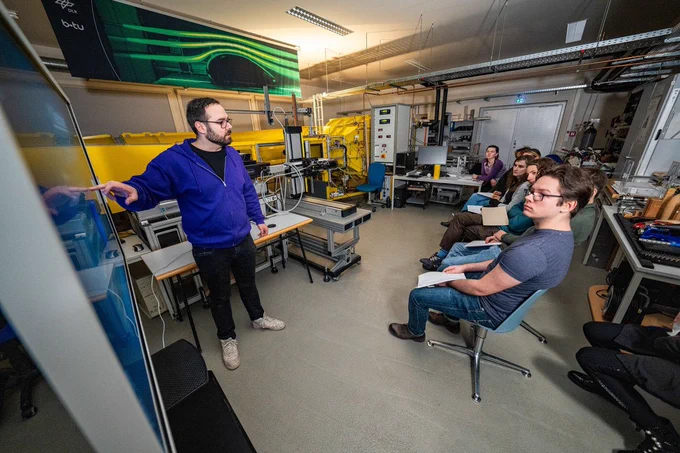 Einführung in das Thema Strömung durch den Leiter des DLR_School_Lab BTU Cottbus-Senftenberg Stefan Richter. Foto: BTU, Sascha Thor