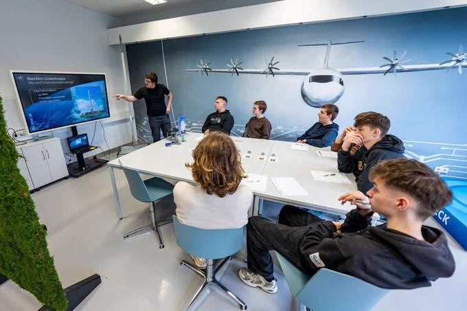 Schüler*innen informieren sich in einem Vortrag zum Thema Schwerelosigkeit.
Schüler*innen informieren sich zum Thema Schwerelosigkeit. Foto: BTU, Sascha Thor