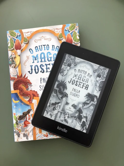 Foto do livro físico e do ebook de o Auto da maga Josefa, ambos sobre um fundo verde.