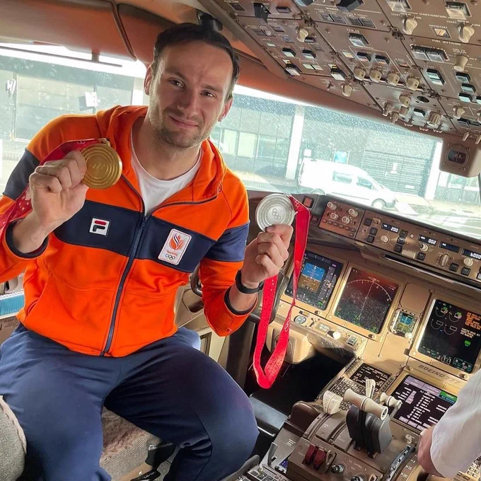 Thomas Krol met zijn twee olympsiche medailles in de cockpit van het vliegtuig