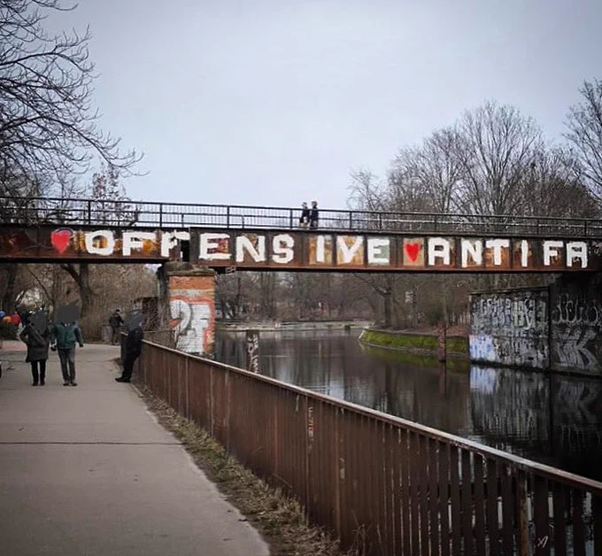 an einer brücke am görlitzer park steht: ♥️ OFFENSIVE ♥️ ANTIFA