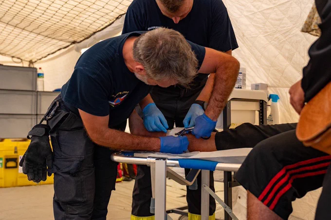 Sapeur sauveteur réalisant un acte médical au sein de l’hôpital de campagne de la sécurité civile engagé en Libye