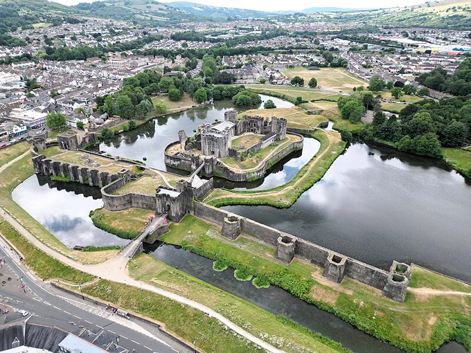 https://commons.wikimedia.org/wiki/User:Llywelyn2000