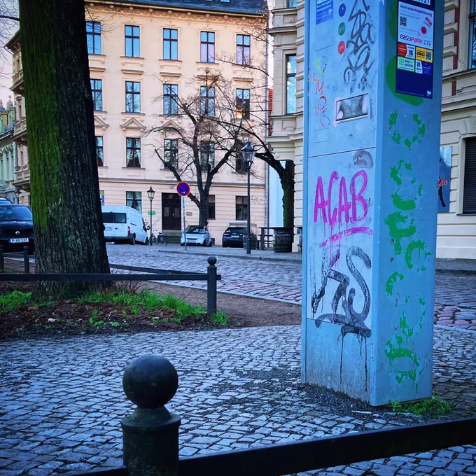 an einem parkscheinautomaten steht in pink: ACAB