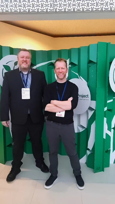 Vor der Zero Project Wand stehen Markus Wurm und Martin Hartl