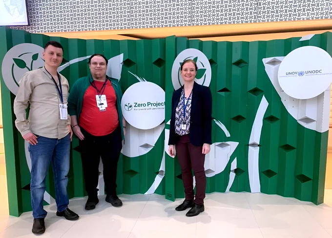 Vor der Zero Project Wand stehen die beiden Annotatoren und Beate Fabian