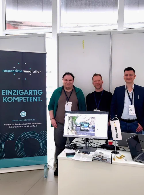 An unserem Stand sind die zwei Annotatoren und Martin Hartl in der Mitte